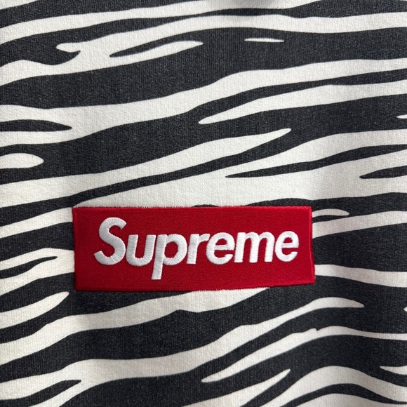Supreme Box Logo Crewneck (FW22) Zebra Size XL - Picture 2 of 8